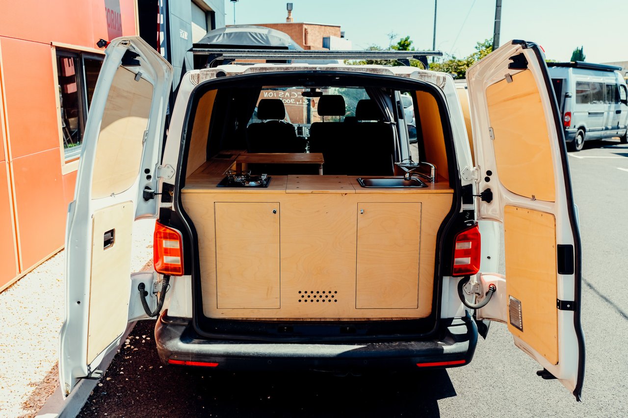 Volkswagen T6 aménagé et homologué VASP, coin cuisine