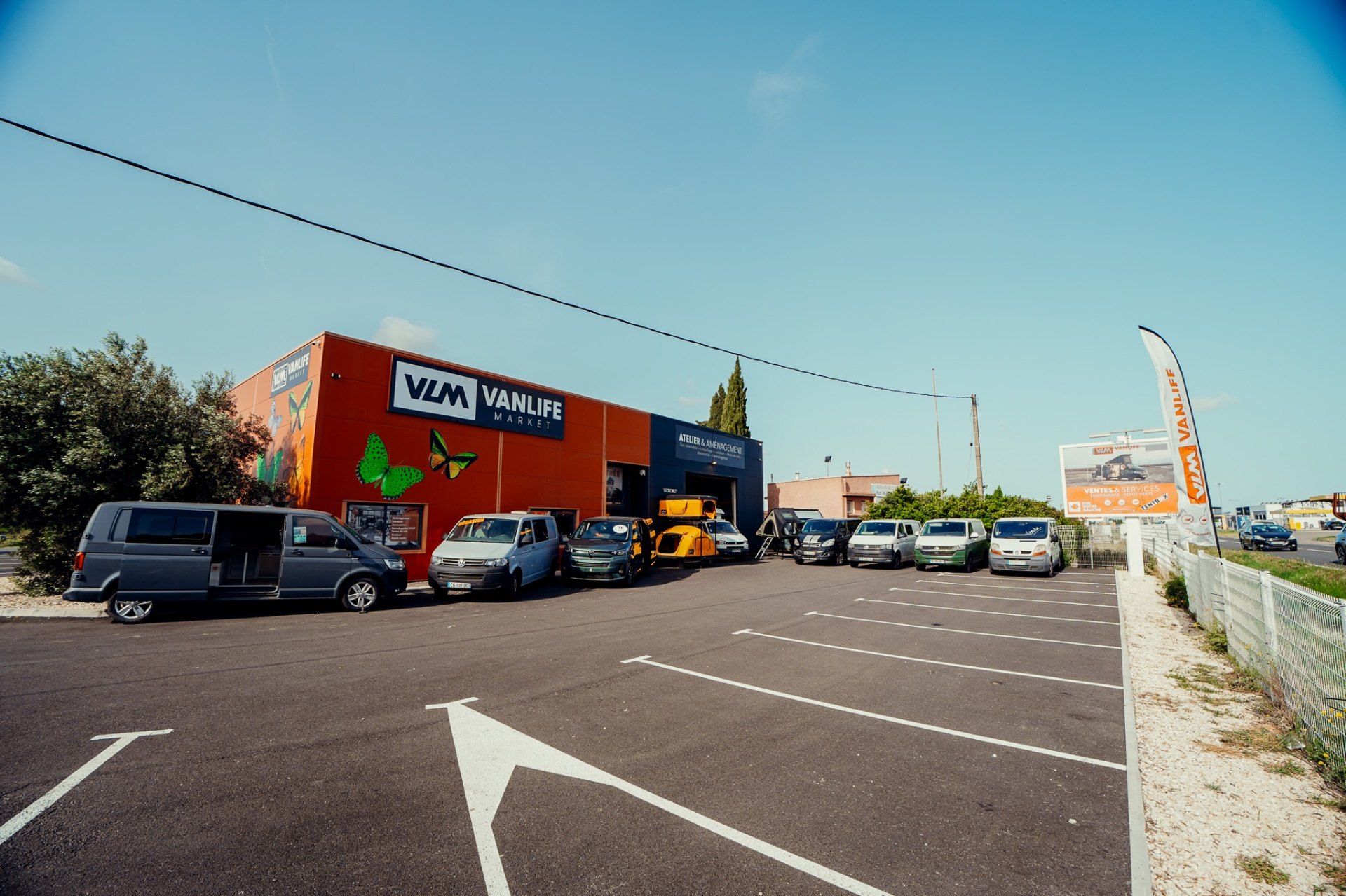 Showroom et atelier Vanlife Market à Lézignan-Corbières, vue extérieure