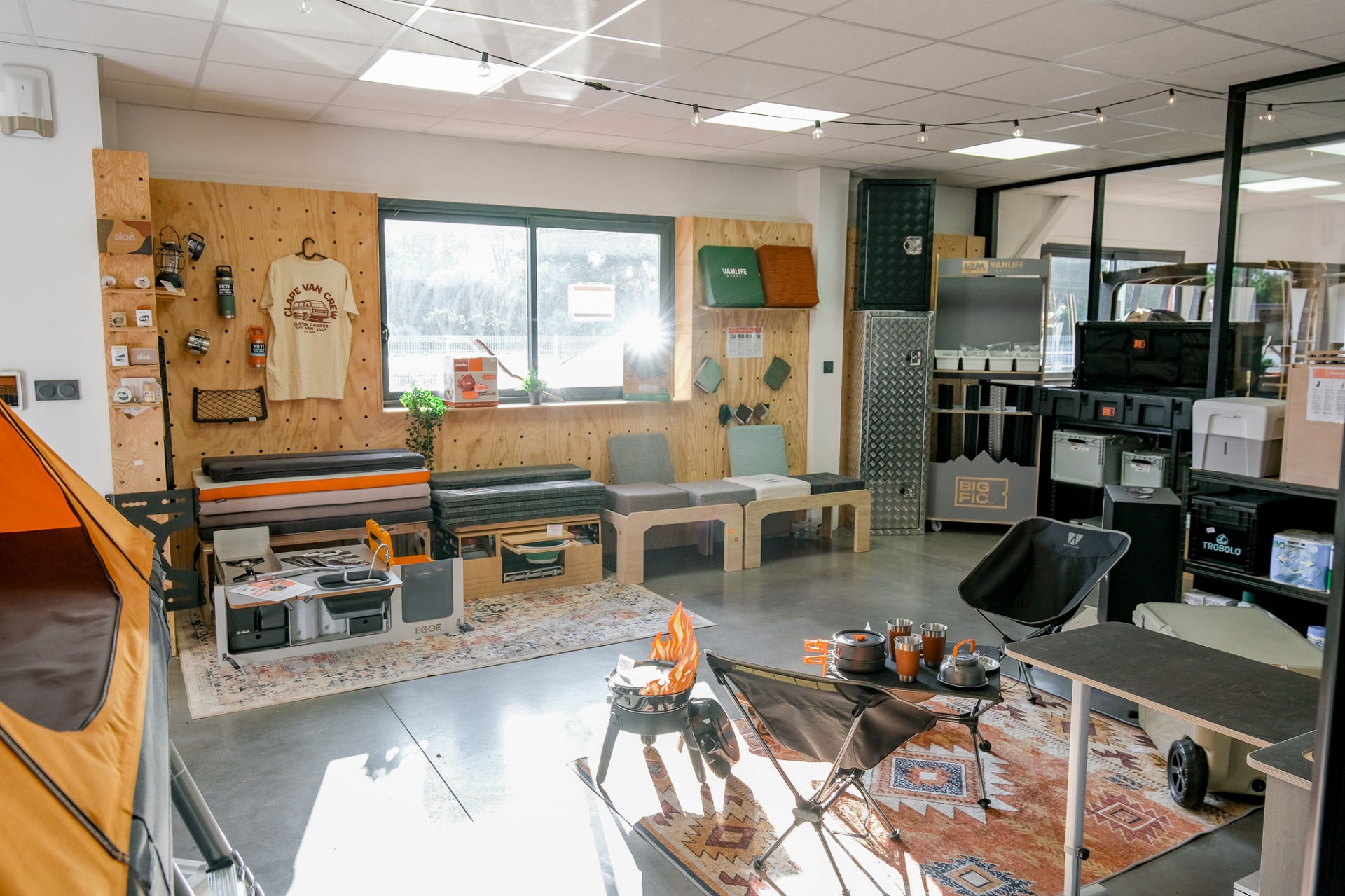 Équipements exposés dans le showroom Vanlife Market