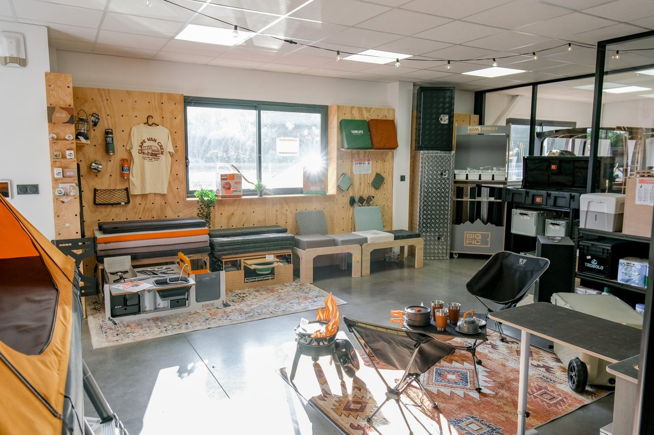 Mur d'équipements exposés dans le shop Vanlife Market