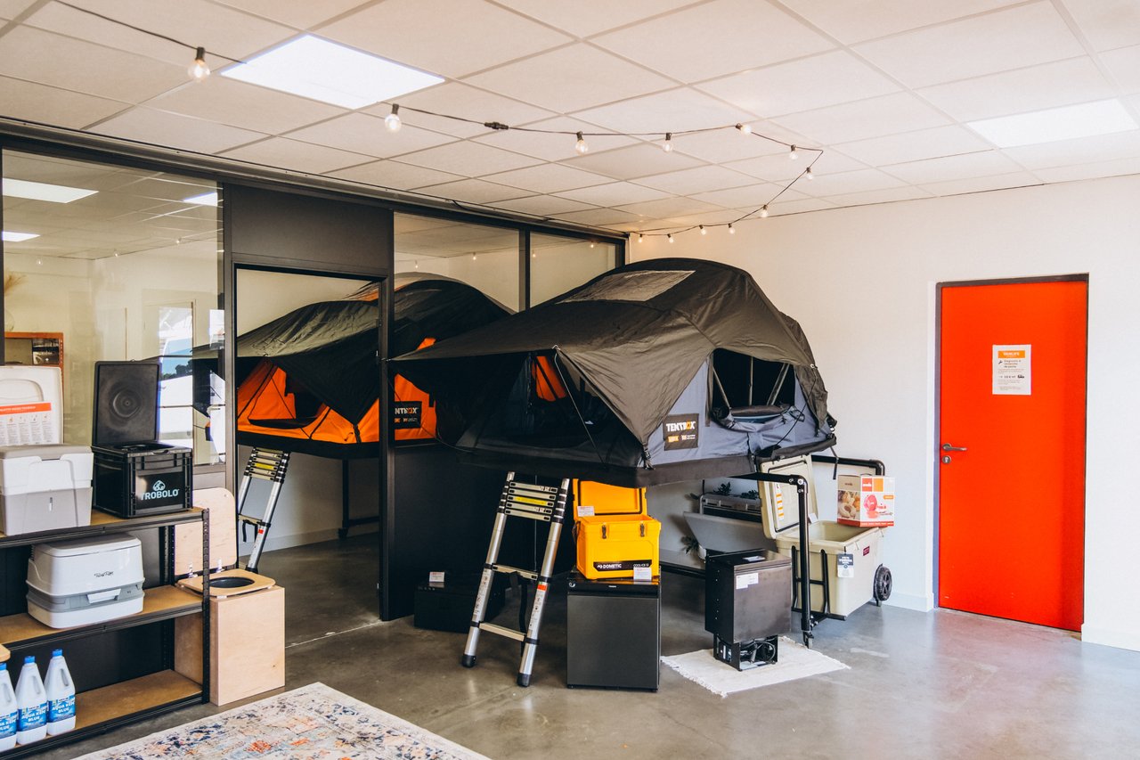 TentBox Classic exposée dans l'espace tentes de toit du showroom Vanlife Market