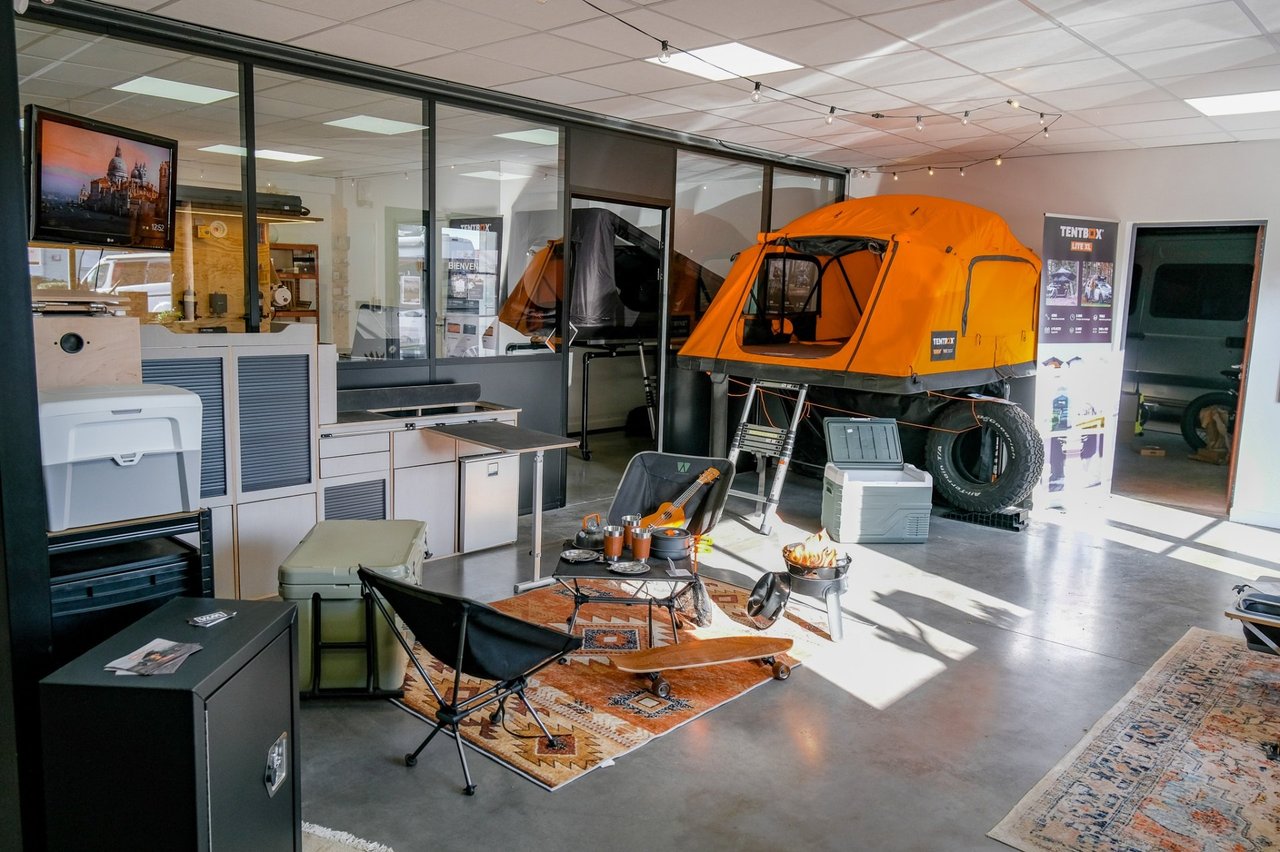 Tentes de toit ouvertes et exposées dans le shop VLM
