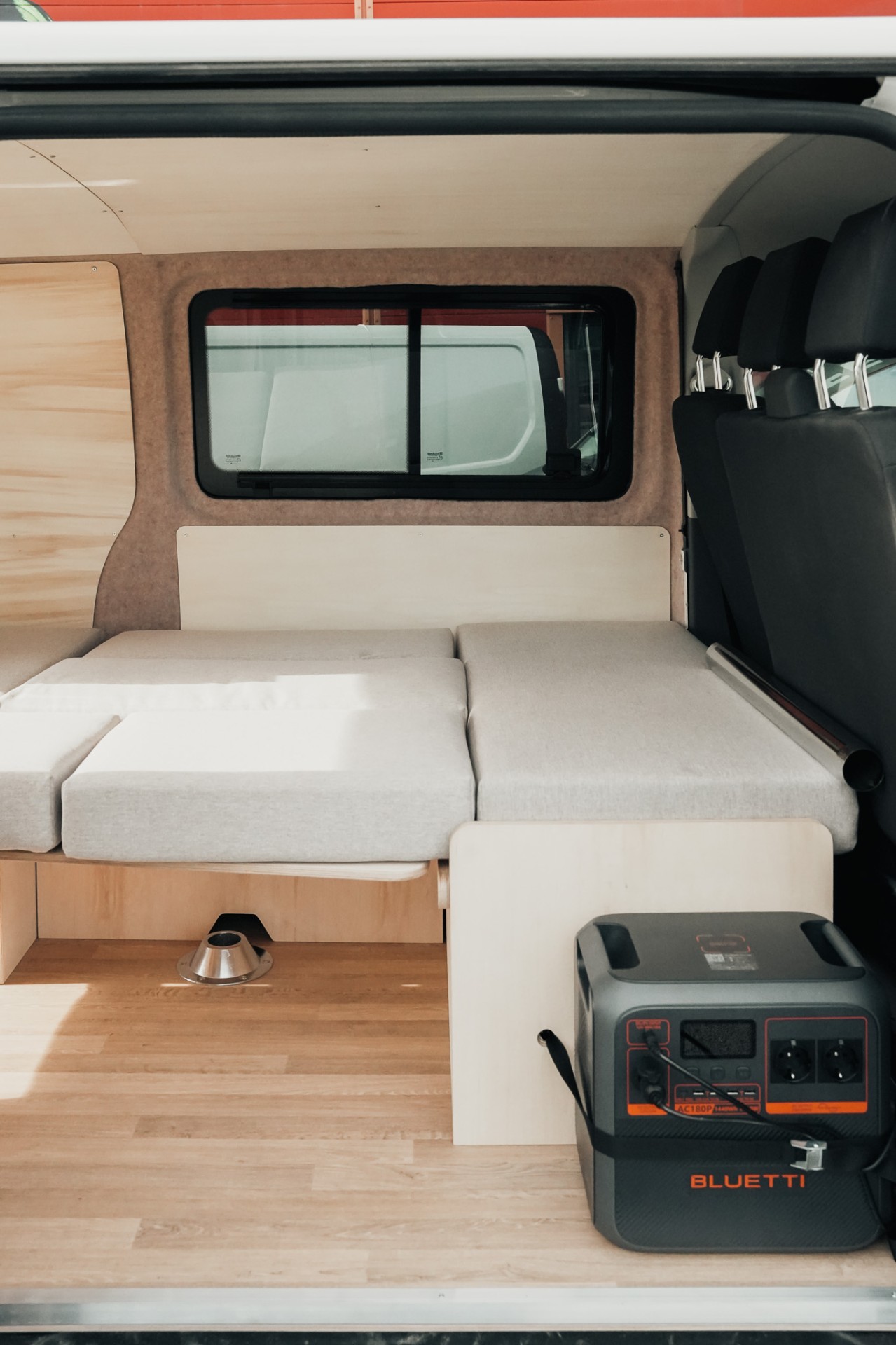 Intérieur de van éclairé par une baie latérale posée par Vanlife Market
