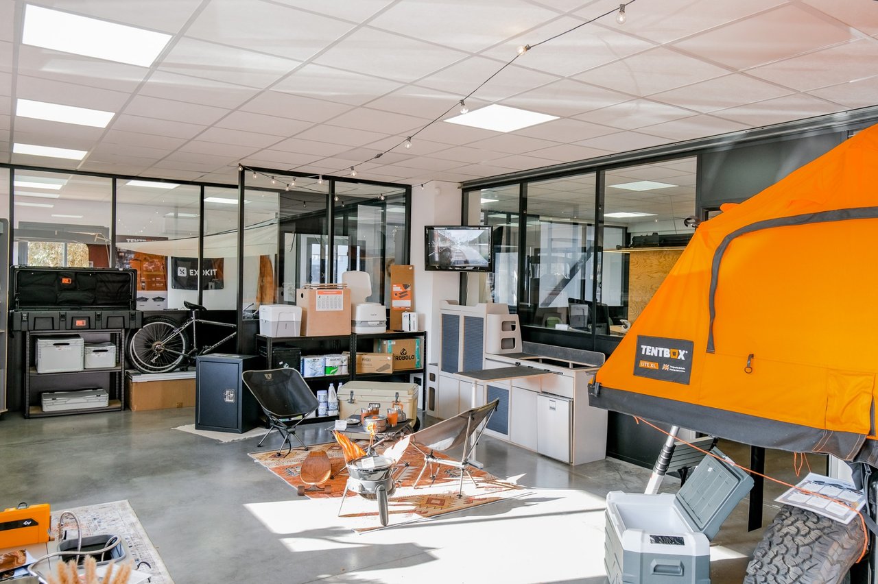 Showroom Vanlife Market, sol béton et éclairage linéaire
