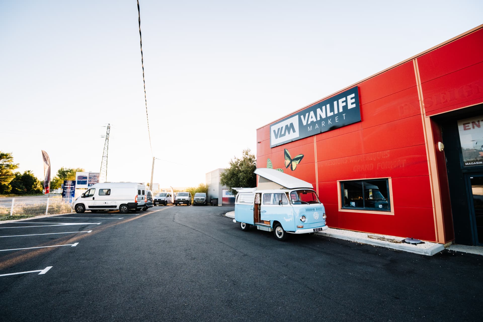 Façade Vanlife Market à Lézignan-Corbières avec le Volkswagen Combi T2
